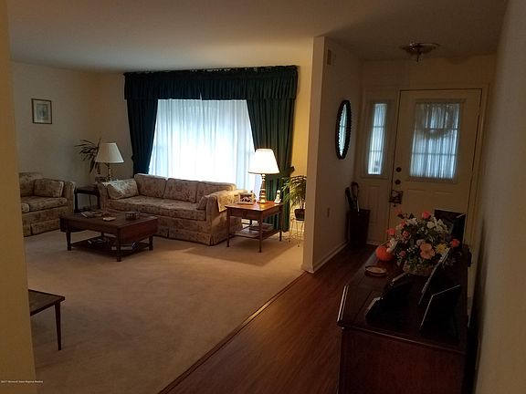 4th image of 12 Buckingham Drive N