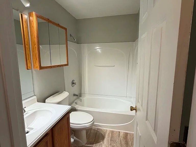 Full bathroom, new flooring