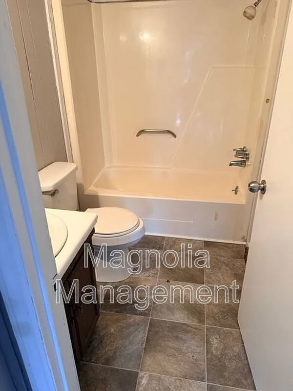 2 bed, 1.0 bath, $725 — Photo 4