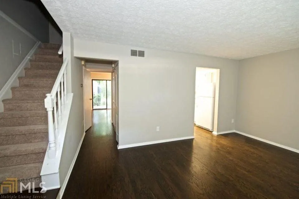 145 Roswell Commons Way — Photo 2
