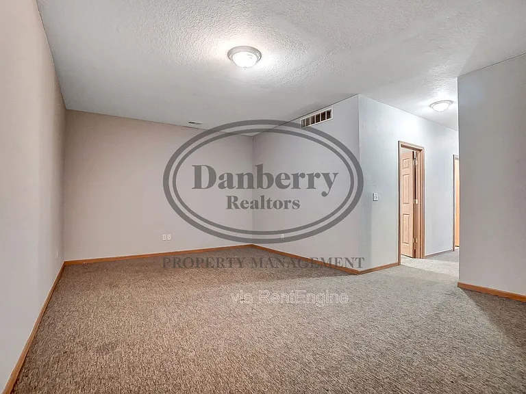 1117 N Byrne Rd — Photo 22