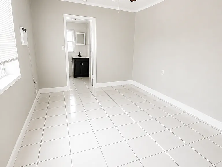 214 W Elm St — Photo 9