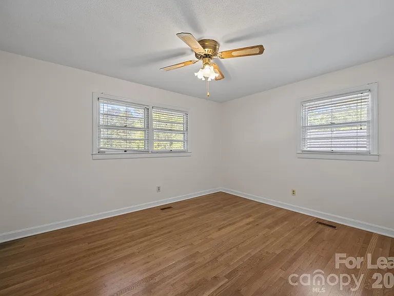 1502 Cloverdale Ln — Photo 12