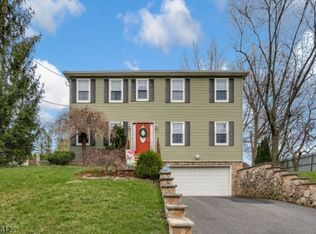 3 Longfellow Ln, Clark, NJ 07066