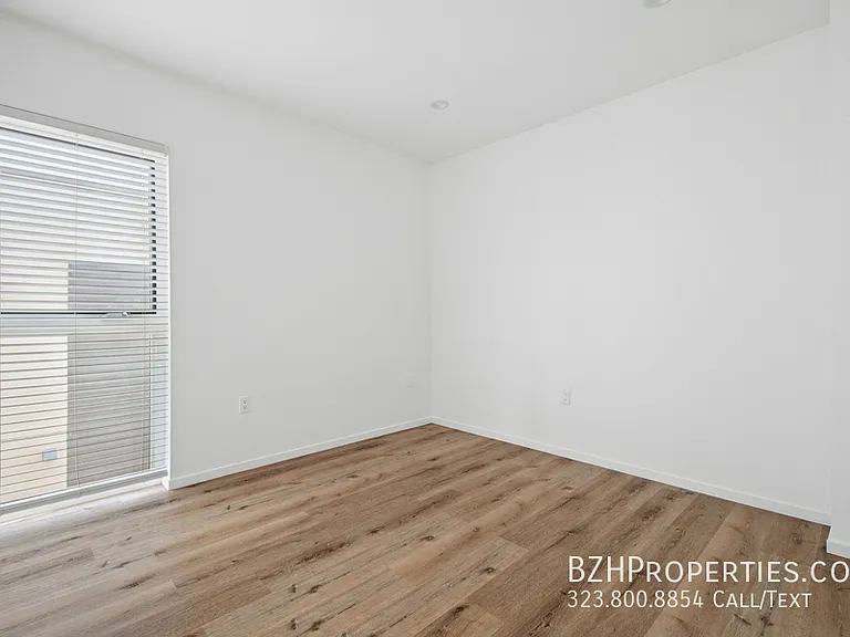 662 1/2 N Mariposa Ave — Photo 16