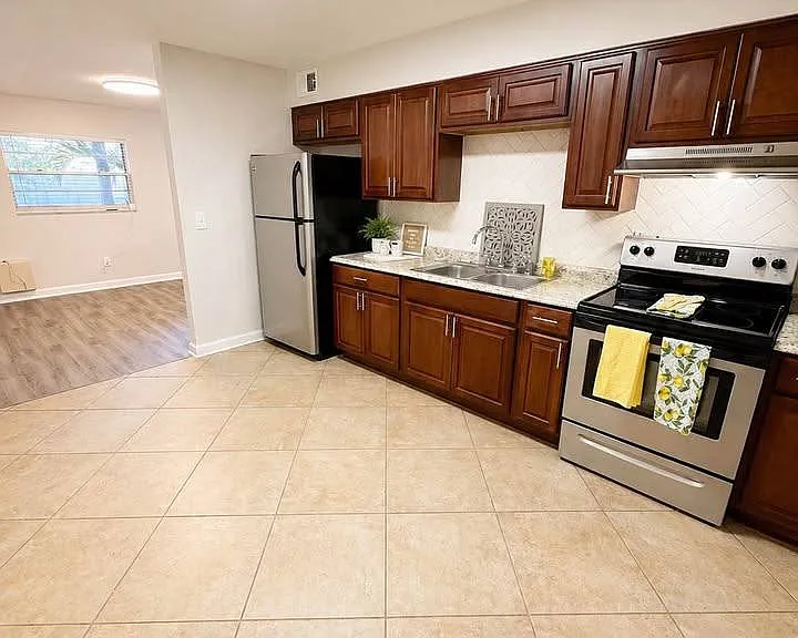 310 S Orleans Ave — Photo 6