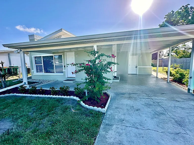 102 Herring St — Photo 1