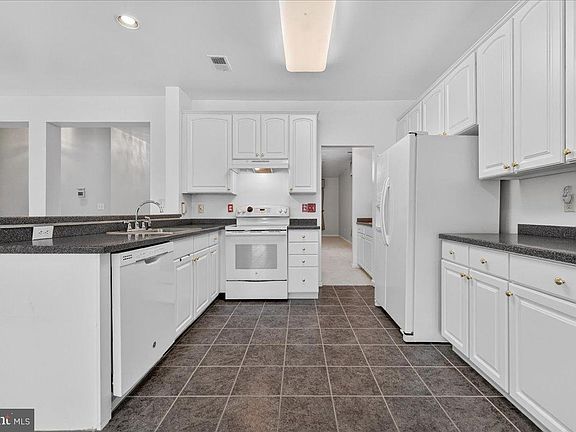 4th image of 7 Allister Ln