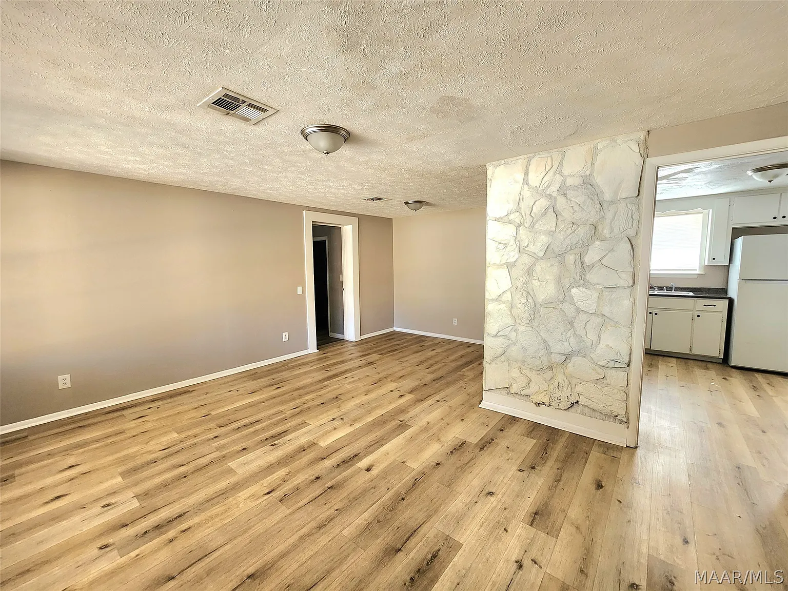 4 bed, 3.0 bath, 1303 sqft, $1,350 — Photo 4