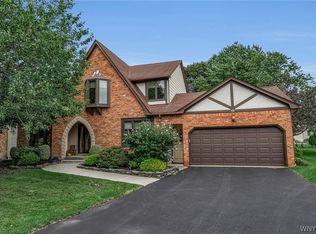 11 Homewood Ct, Williamsville, NY 14221