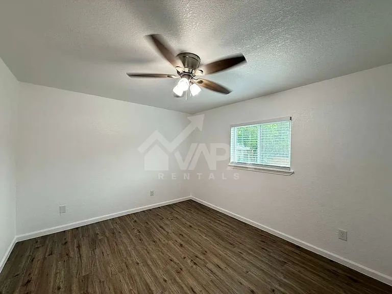 242 Glamis Ave — Photo 11