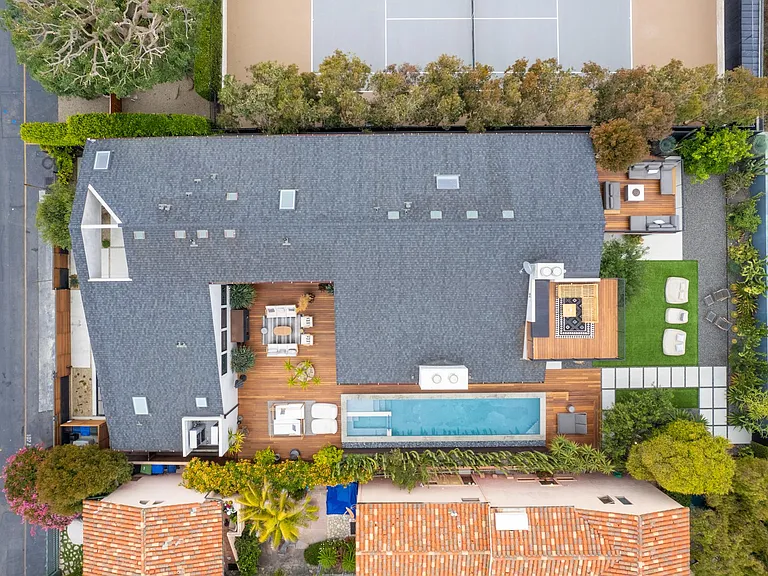 Bird's eye view of the stunning location!
