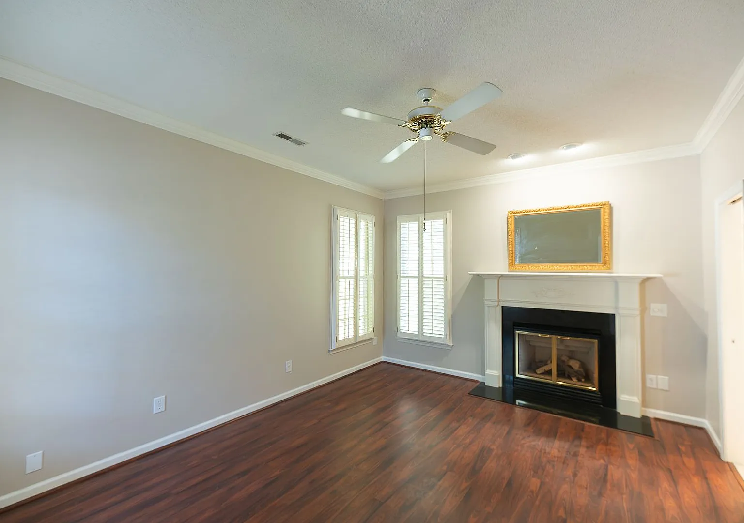3 Bedroom Irving Park Village Home with Pond Views, Garage & Community Pool — Photo 4