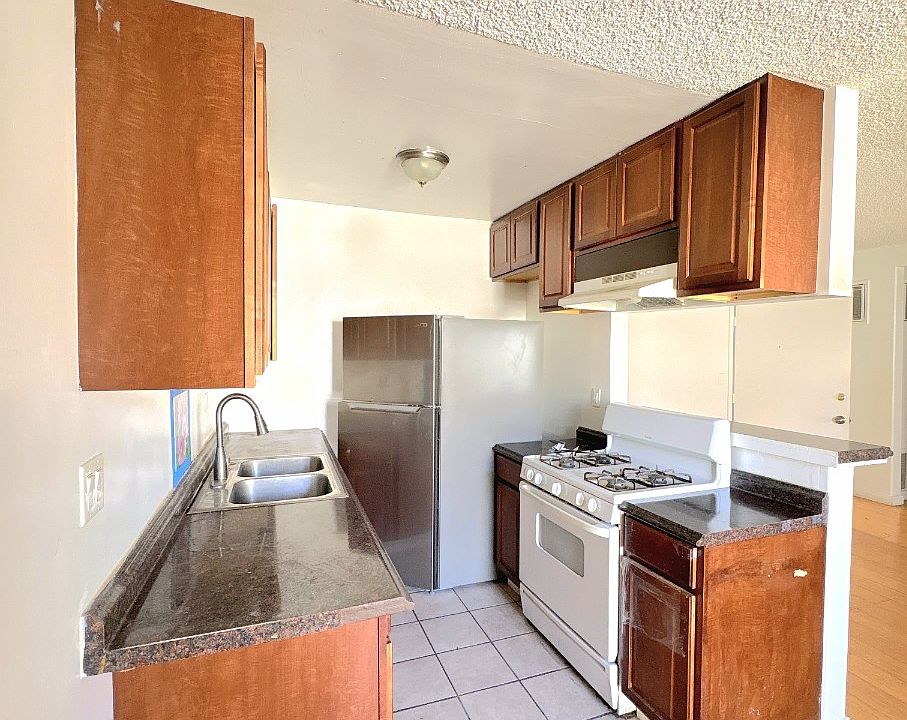 2nd image of 3029 Leeward Ave APT 15