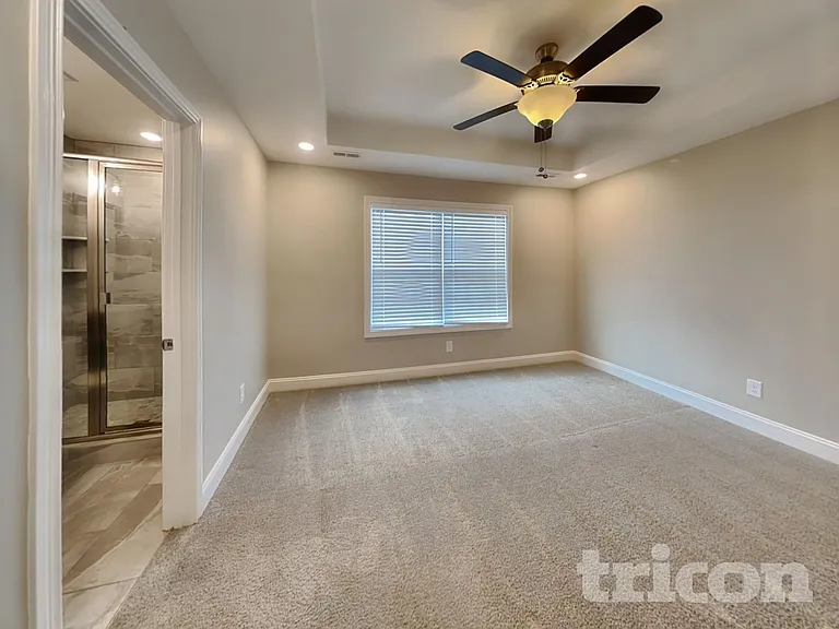 1093 Whitney Dr — Photo 7