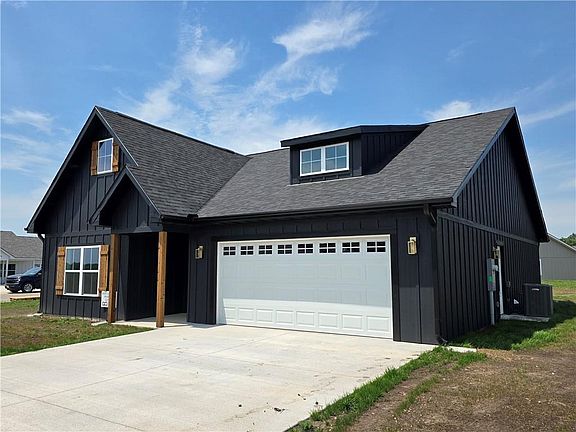 2nd image of 606 Catalpa St