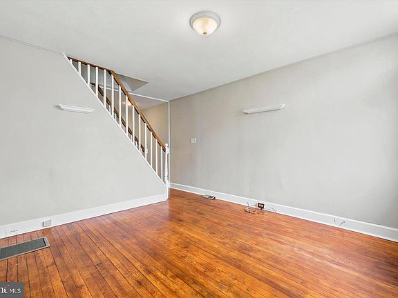 5th image of 627 Spring Mill Ave