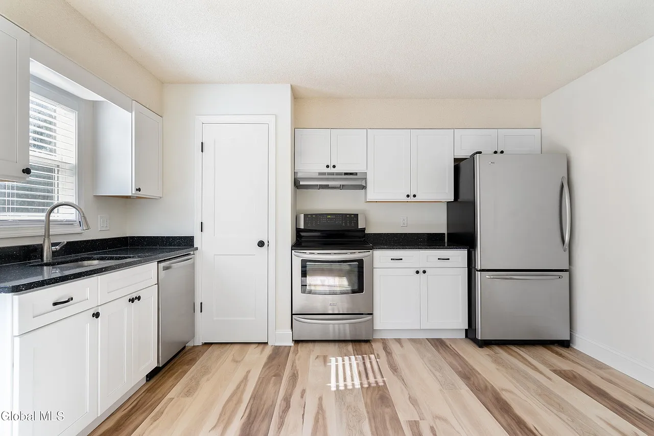 3 bed, 1232 sqft, $2,250 — Photo 2