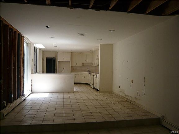 3rd image of 8 Chippewa Ct