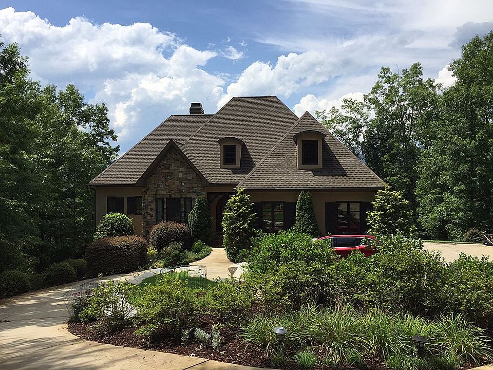 Front w/circular drive