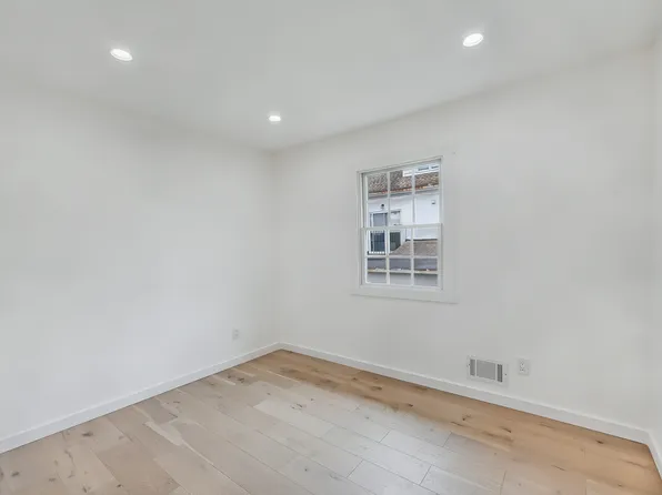 4330 Manhattan Avenue image 25 of 31