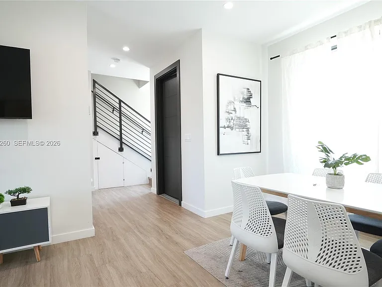211 SE 4th St #3 — Photo 3