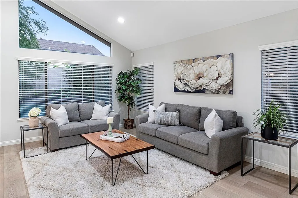 4 bed, 3.0 bath, 2250 sqft, $7,000 — Photo 3