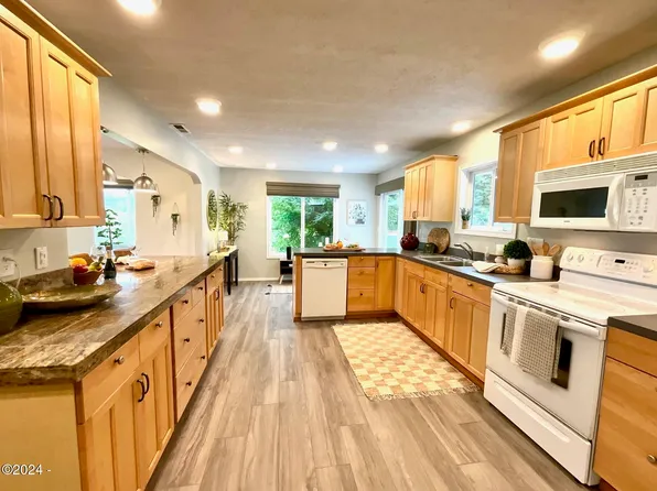 37520 Resort Dr, Cloverdale, OR 97112