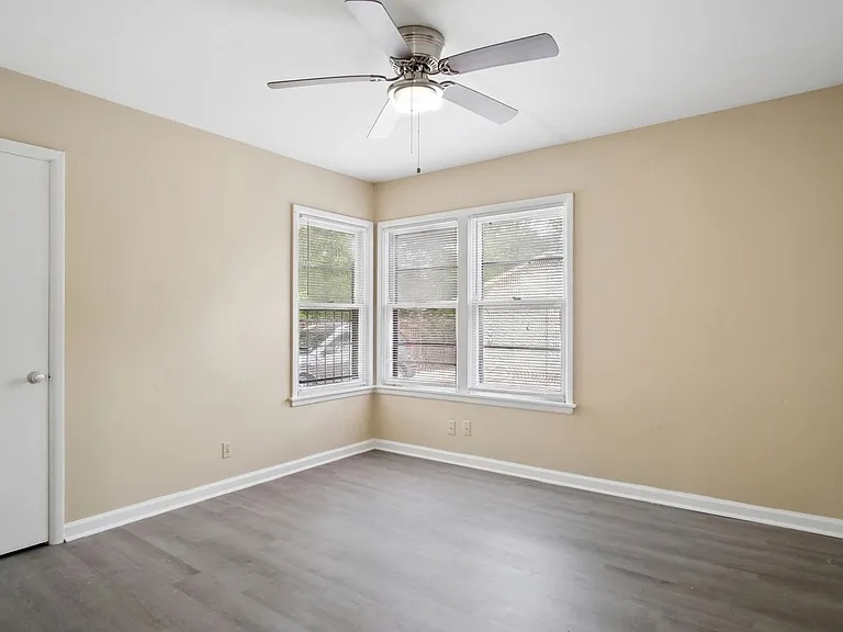 2818 E Houston St — Photo 16