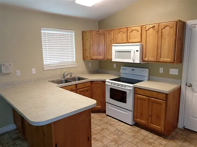 5 bed, 3.0 bath, 1677 sqft, $2,350 — Photo 2
