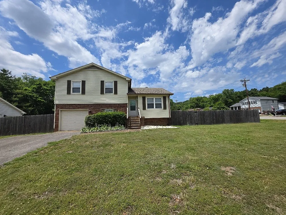 Building Photo - 135 Grenadier Dr