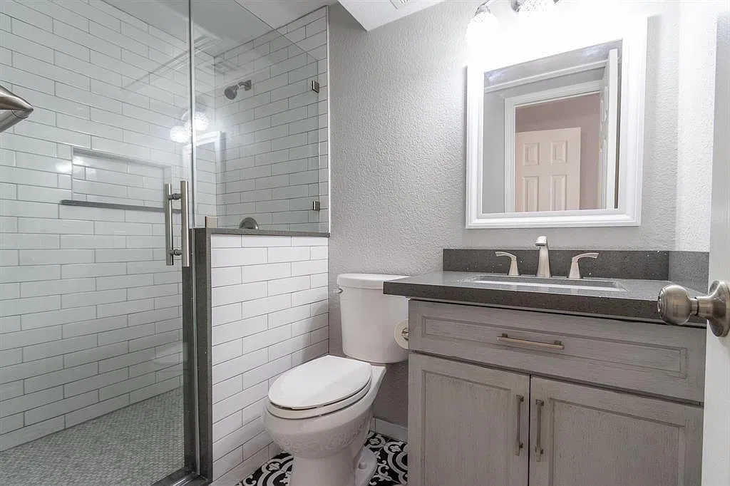 3900 Woodchase Dr — Photo 2