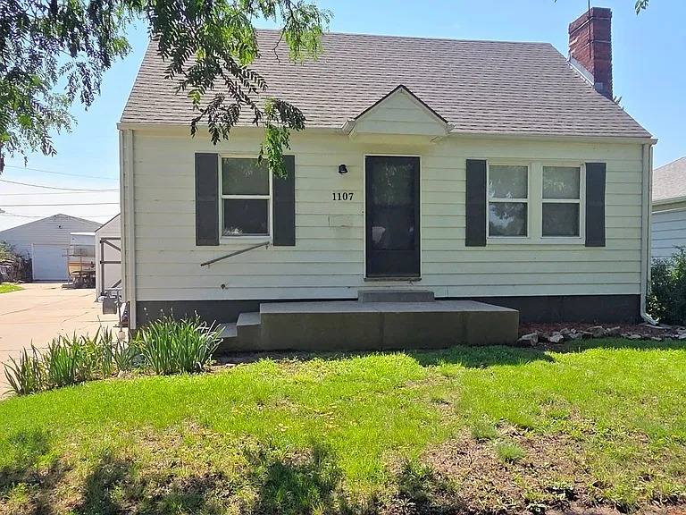 1107 S Waco Ave — Photo 1