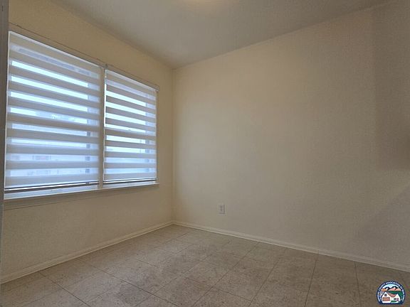 4th image of 1018 W Commercial Ave
