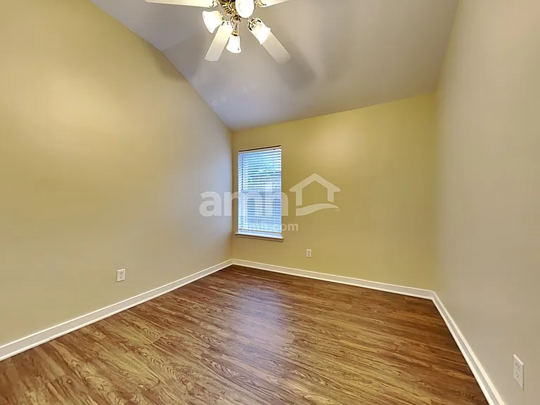 809 Dixon Ln — Photo 14