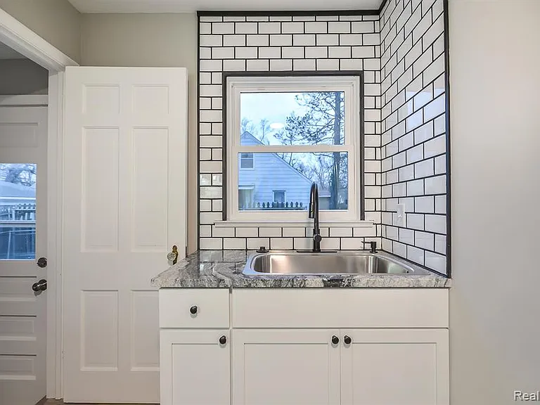 2726 Fernwood Ave — Photo 7