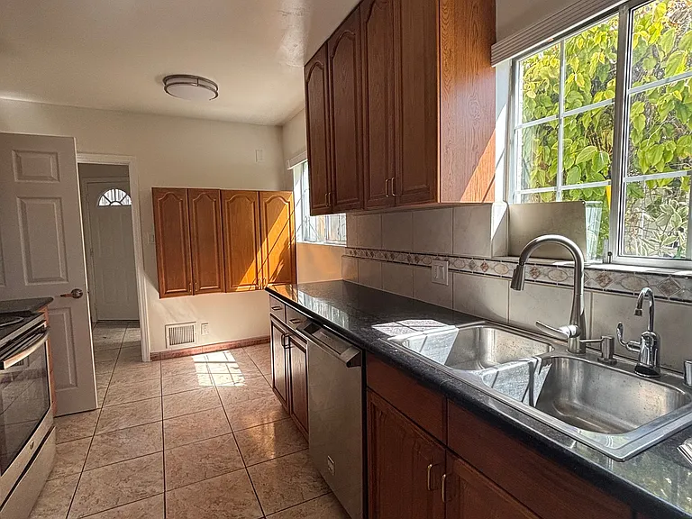 221 S Commonwealth Ave — Photo 5