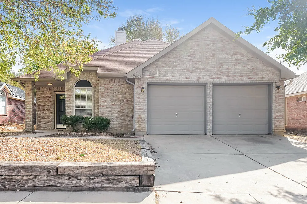 3 bed, 2.0 bath, 1403 sqft, $2,140 — Photo 1