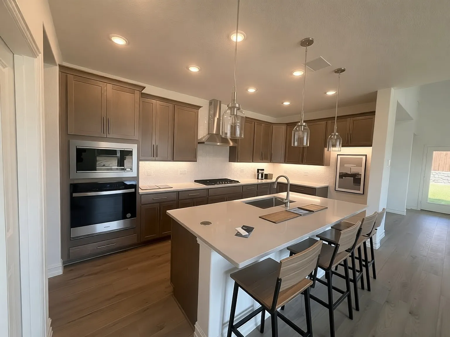 5 bed, 3050 sqft, $3,200 — Photo 2
