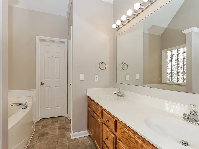 2306 Amber Glen Dr — Photo 12