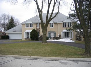 10 Shelburne Dr, Oak Brook, IL 60523