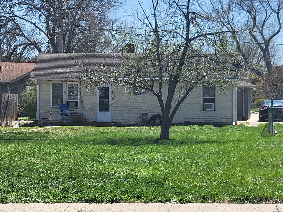 2nd image of 920 Pacquette Ave