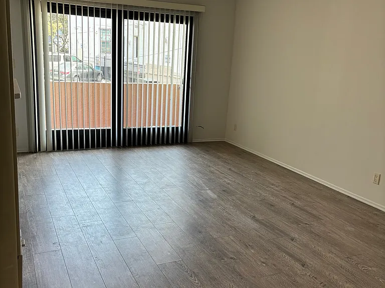 116 Rose Ave #8 — Photo 2