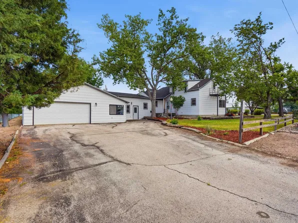 318 W 4th Ave, Wall, SD 57790