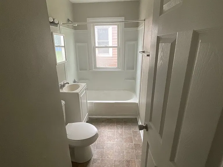 1525 W 29th St — Photo 10