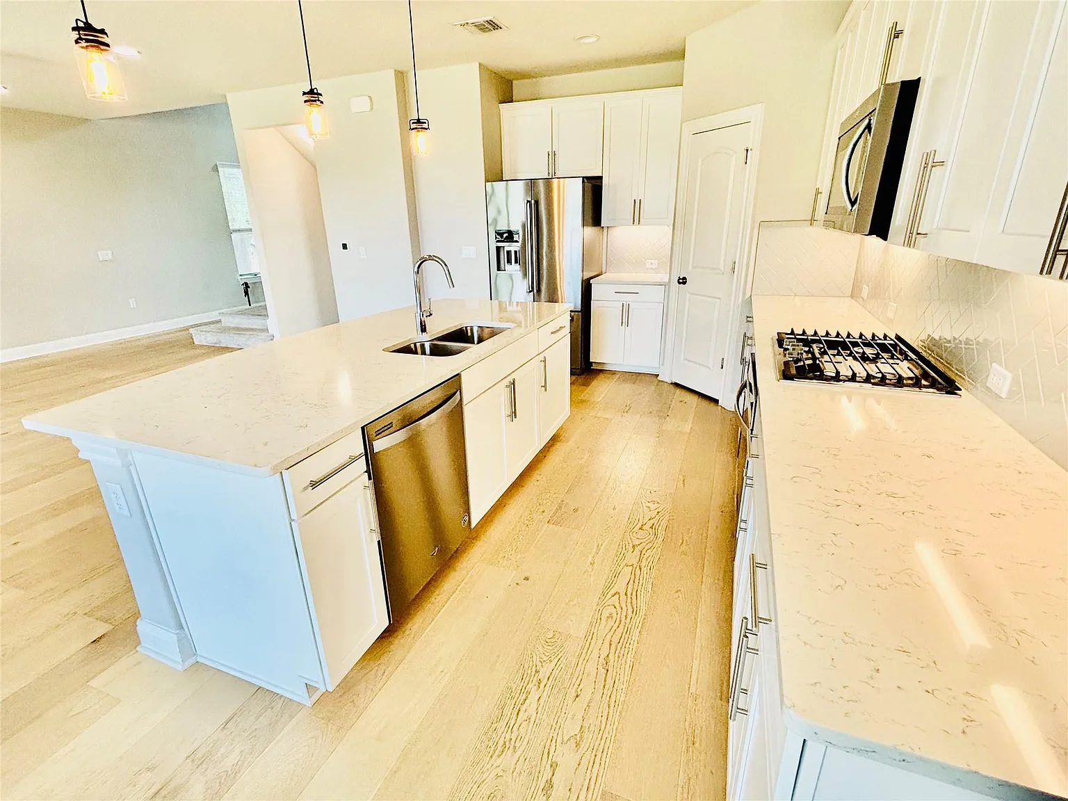 4 bed, 2.0 bath, 1896 sqft, $3,000 — Photo 4