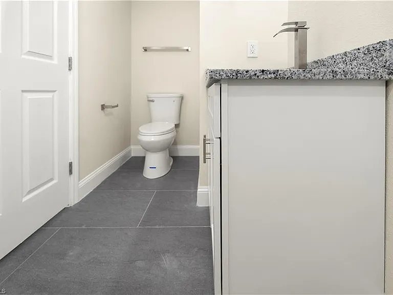 1043 Albert Ave — Photo 37