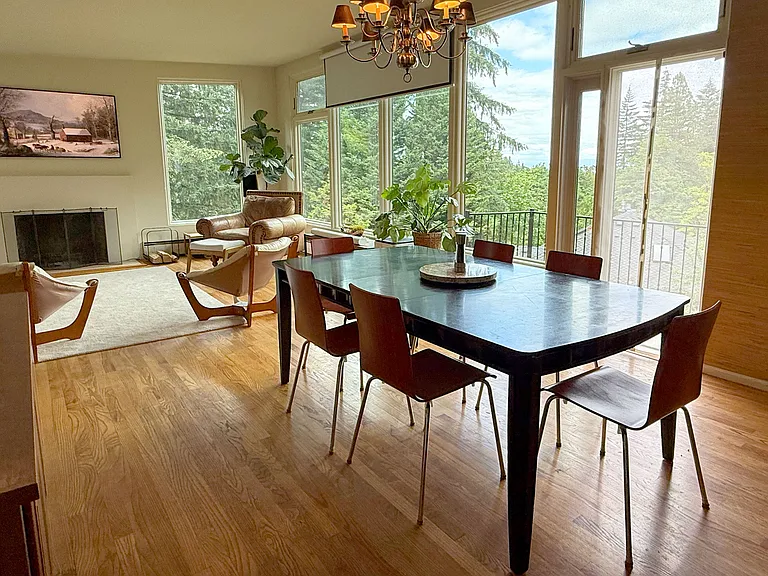 Flexible seating for 8 - 10 guests