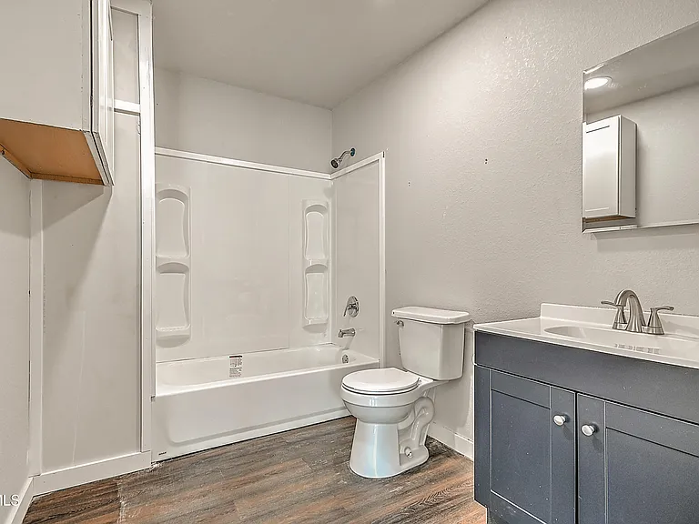 488 Virgil Ave — Photo 11