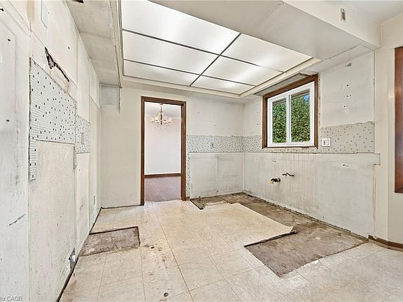 5th image of 2429 Redfern Rd